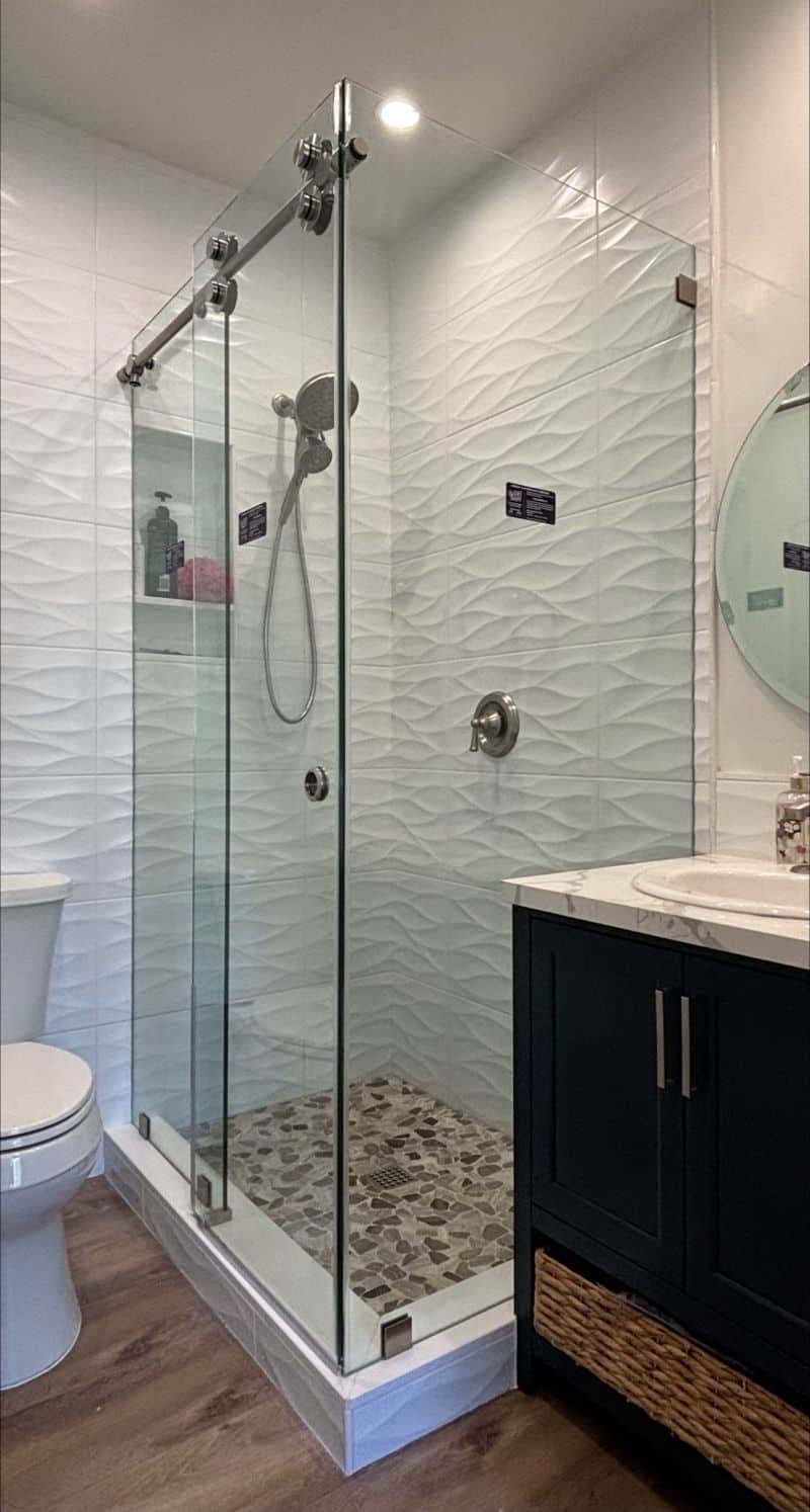 Encinitas corner shower with exposed sliding rail and return glass