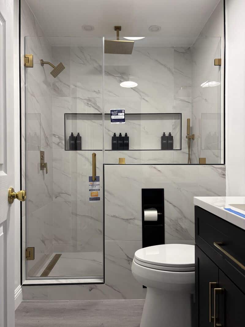 Opti-White low-iron frameless door and inline panel on a pony wall in Long Beach