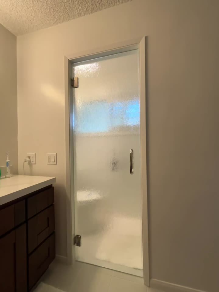 Rain-glass privacy door and Starphire low-iron door-and-inline enclosure in Long Beach