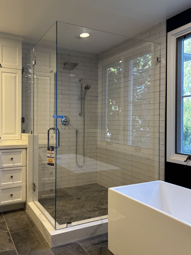Opti-White low-iron corner shower with 220-pound return panel and pony-wall support glass in Manhattan Beach