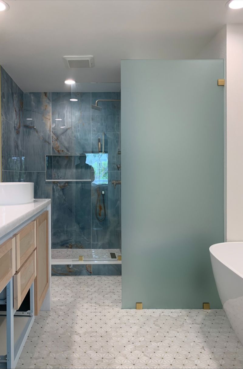 Frosted privacy panel paired with a clear frameless splash panel in Newport Beach