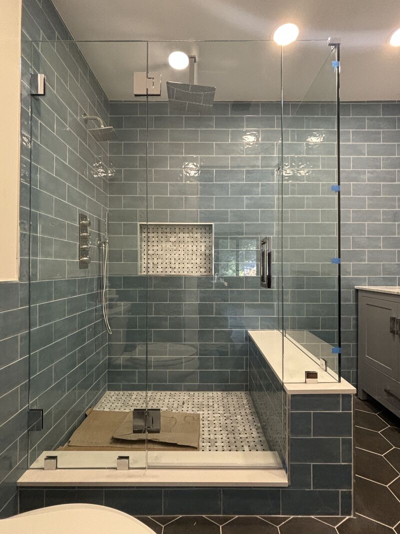 Front view of the featured Pasadena bench-mounted corner enclosure and support glass