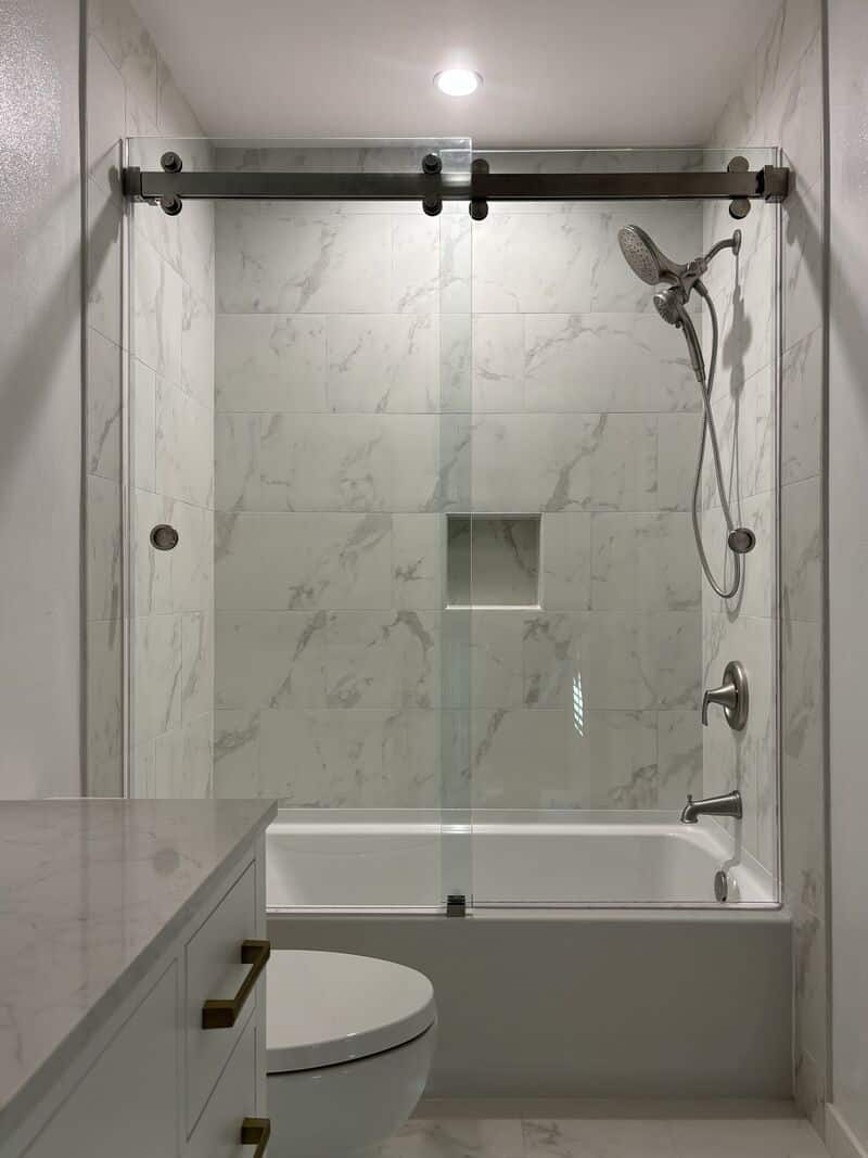 Double Euroglide enclosure on an acrylic tub in Redondo Beach