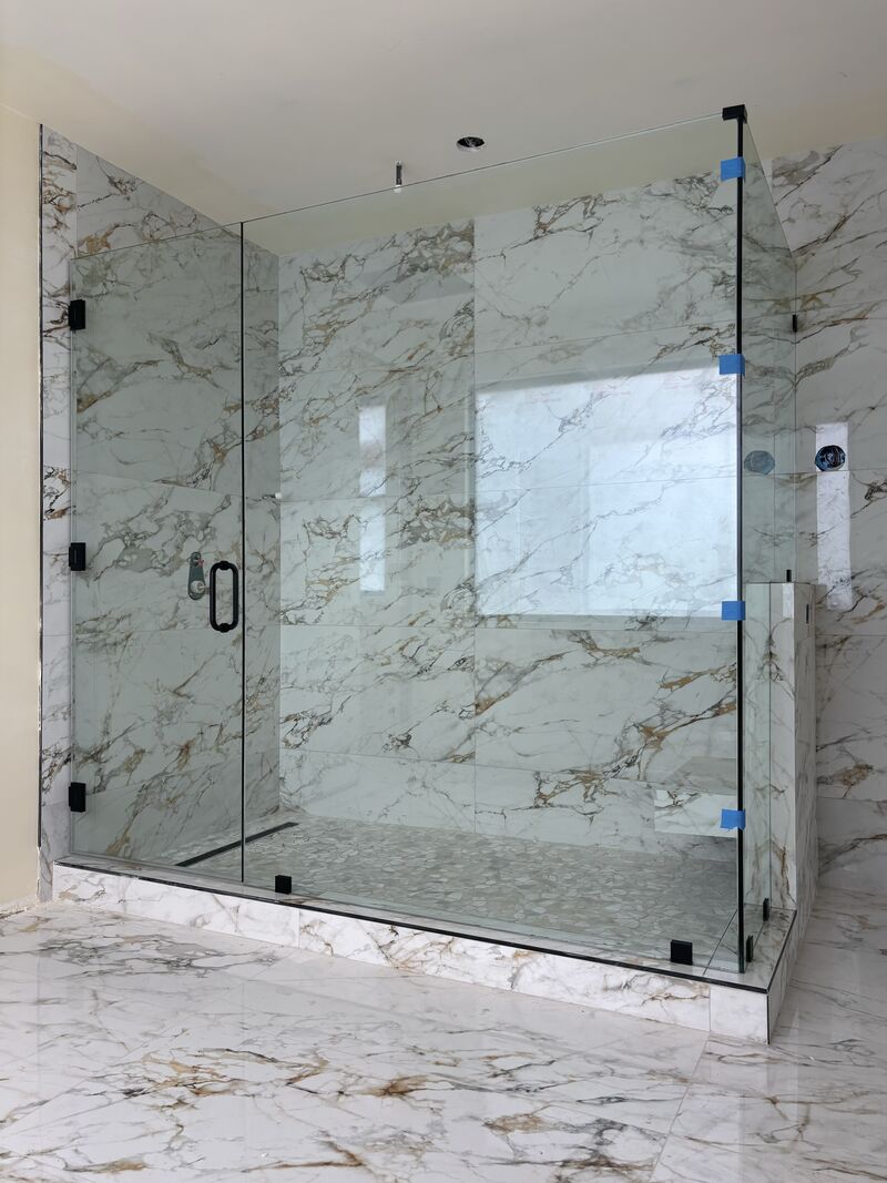 Half-inch corner shower glass with a 225-pound inline panel and three-hinge door in San Diego